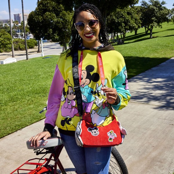 SAC À BANDOULIÈRE Disney 100 Gant Mickey & Minnie - DISNEY LOUNGEFLY