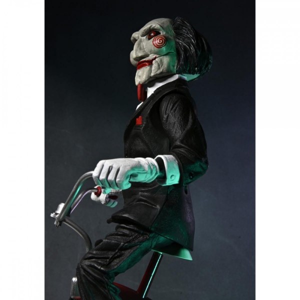 SAW – FIGURINE ARTICULÉE – BILLY SONORE SUR SON TRICYCLE