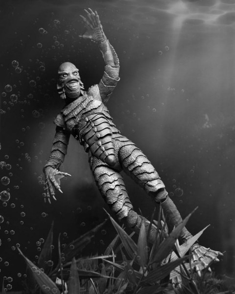 Figurine Universal Monsters Créature Ultime du Lagon Noir (N&B) 18 cm