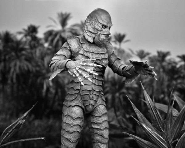 Figurine Universal Monsters Créature Ultime du Lagon Noir (N&B) 18 cm