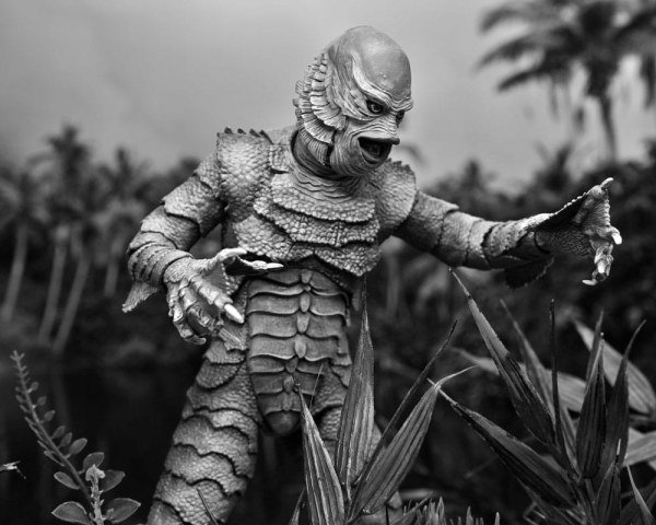 Figurine Universal Monsters Créature Ultime du Lagon Noir (N&B) 18 cm