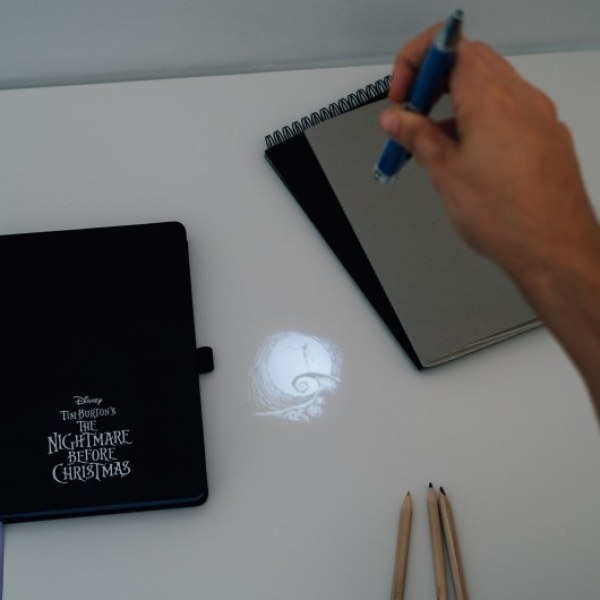 CARNET A5 PREMIUM AVEC STYLO PROJECTEUR - DISNEY L'ÉTRANGE NOËL DE MONSIEUR JACK