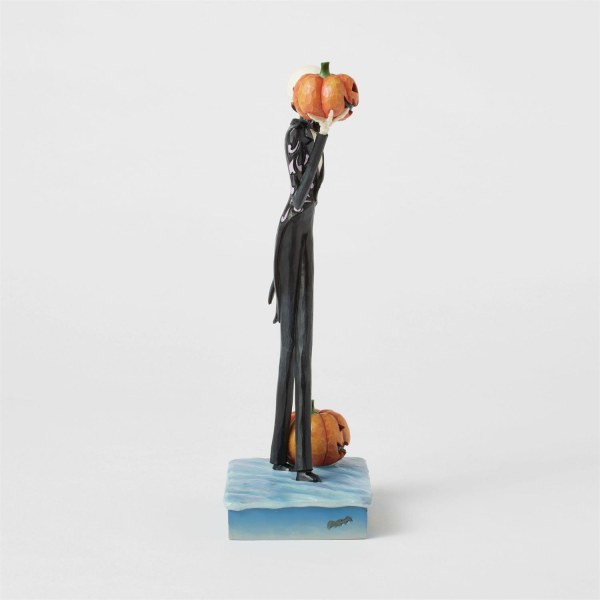 Figurine Jack tenant une citrouille - DISNEY TRADITIONS