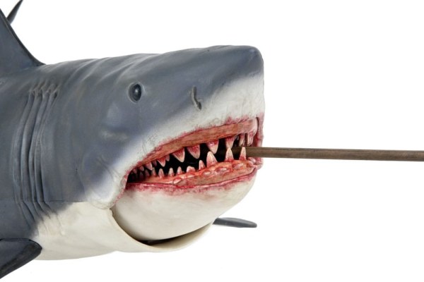 Les Dents de la mer figurine 12" Head to Tail The Game of Jaws 50th Anniversary 38 cm