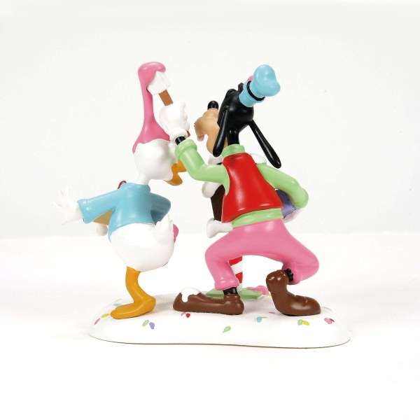 DONALD ET DINGO SONT EN PLEINE SÉRIE - DISNEY VILLAGE