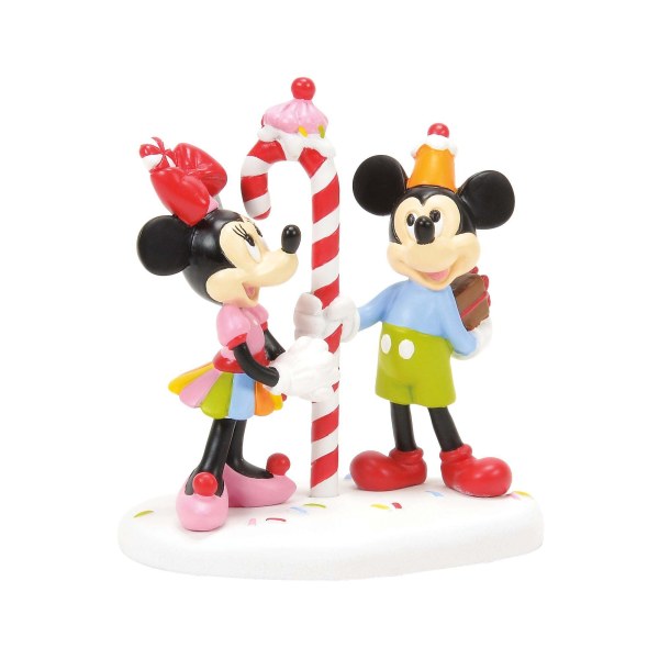 MICKEY ET MINNIE PARTAGENT UNE FRIANDISE - DISNEY VILLAGE