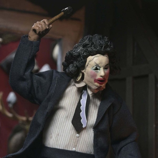 MASSACRE À LA TRONÇONNEUSE - FIGURINE HABILLÉE DE 20 CM - LEATHERFACE AVEC MASQUE DE PRETTY WOMAN, SOUS BOÎTE VITRINE