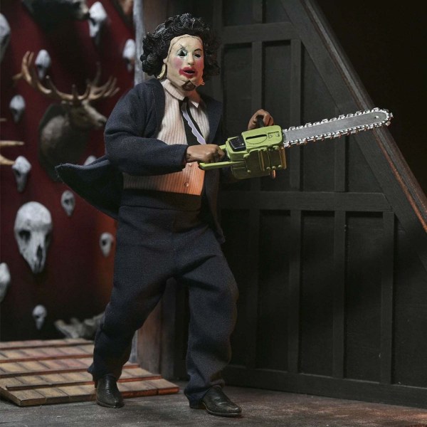 MASSACRE À LA TRONÇONNEUSE - FIGURINE HABILLÉE DE 20 CM - LEATHERFACE AVEC MASQUE DE PRETTY WOMAN, SOUS BOÎTE VITRINE