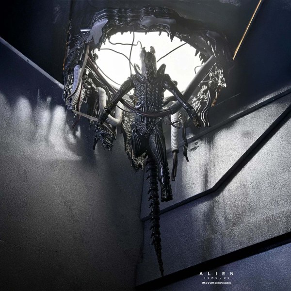 ALIEN : ROMULUS - FIGURINE ARTICULÉE À L'ÉCHELLE 7" - XÉNOMORPHE DE DELUXE SUSPENDU DE LABORATOIRE XX121
