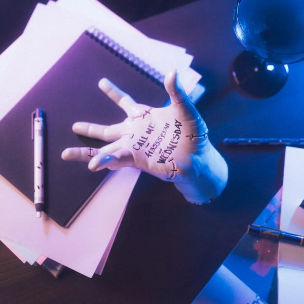 POT A CRAYONS AVEC SET D'ÉCRITURE LA CHOSE – MERCREDI