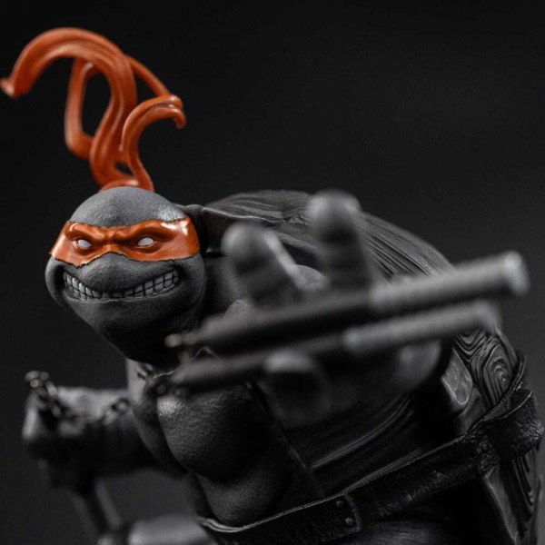 Statuette Tortues Ninja à Art Scale 1/10, version Michelangelo noir et blanc, 26 cm