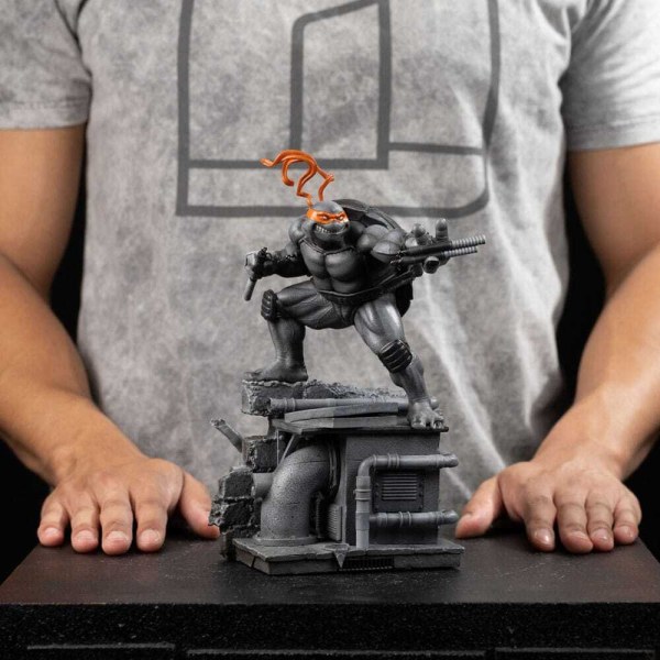 Statuette Tortues Ninja à Art Scale 1/10, version Michelangelo noir et blanc, 26 cm