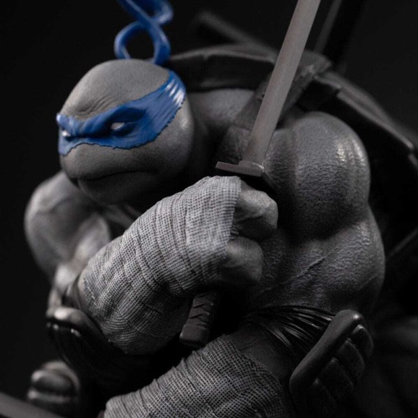 Statuette Tortues Ninja à Art Scale 1/10, variante Leonardo noir et blanc, 26 cm
