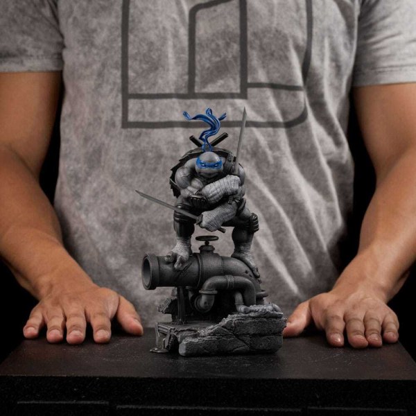 Statuette Tortues Ninja à Art Scale 1/10, variante Leonardo noir et blanc, 26 cm