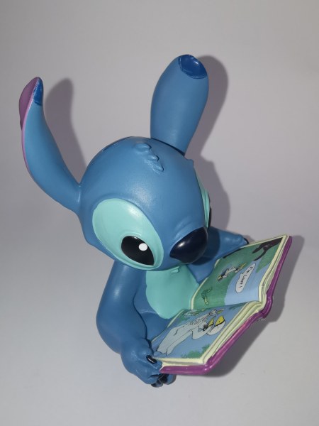 MINI STITCH AVEC LIVRE - DISNEY SHOWCASE
