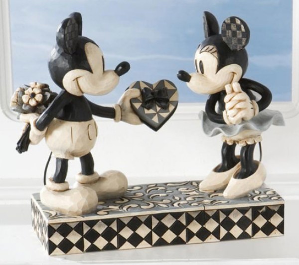 MICKEY OFFRE UN CADEAU A MINNIE - DISNEY TRADITIONS