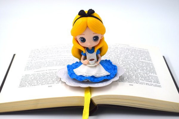 ALICE ASSISE - DISNEY Q POSKET