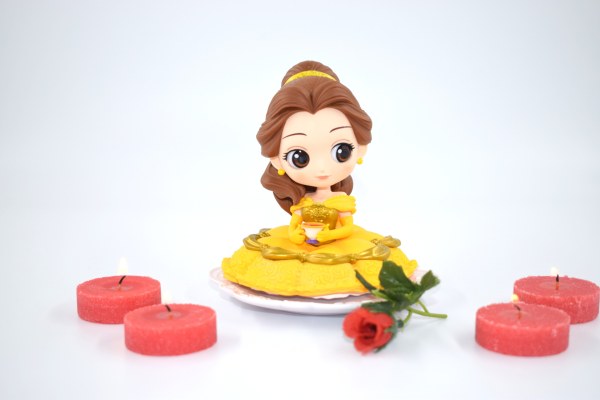 BELLE ASSISE - DISNEY Q POSKET