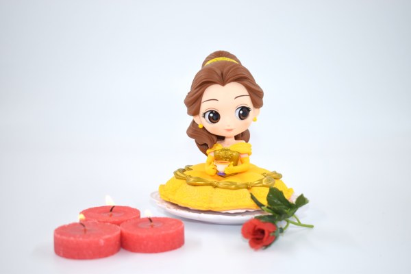 BELLE ASSISE - DISNEY Q POSKET