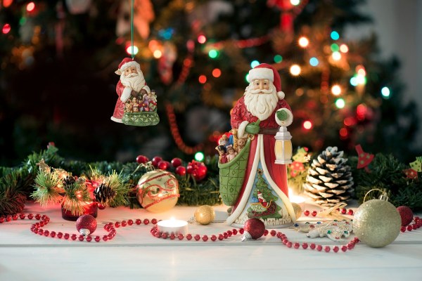 SUSPENSION PÈRE NOËL AVEC SA HOTTE  A JOUETS - JIM SHORE HEARTWOOD CREEK