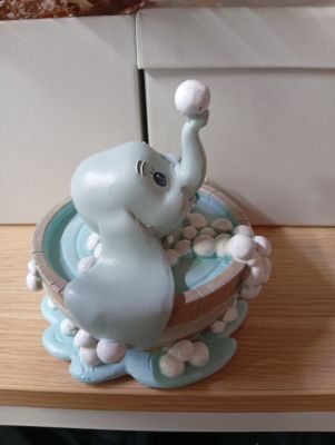 Figurine Disney Dumbo dans le bain, 10 cm