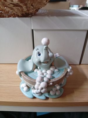Figurine Disney Dumbo dans le bain, 10 cm