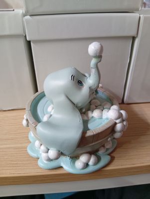 Figurine Disney Dumbo dans le bain, 10 cm