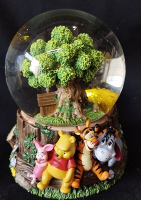 BOULE A NEIGE WINNIE L'OURSON 100E ANNIVERSAIRE - DISNEY SHOWCASE